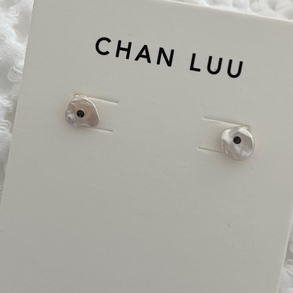 NWT Chan Luu Pearl Stud Earrings - Picture 10 of 13